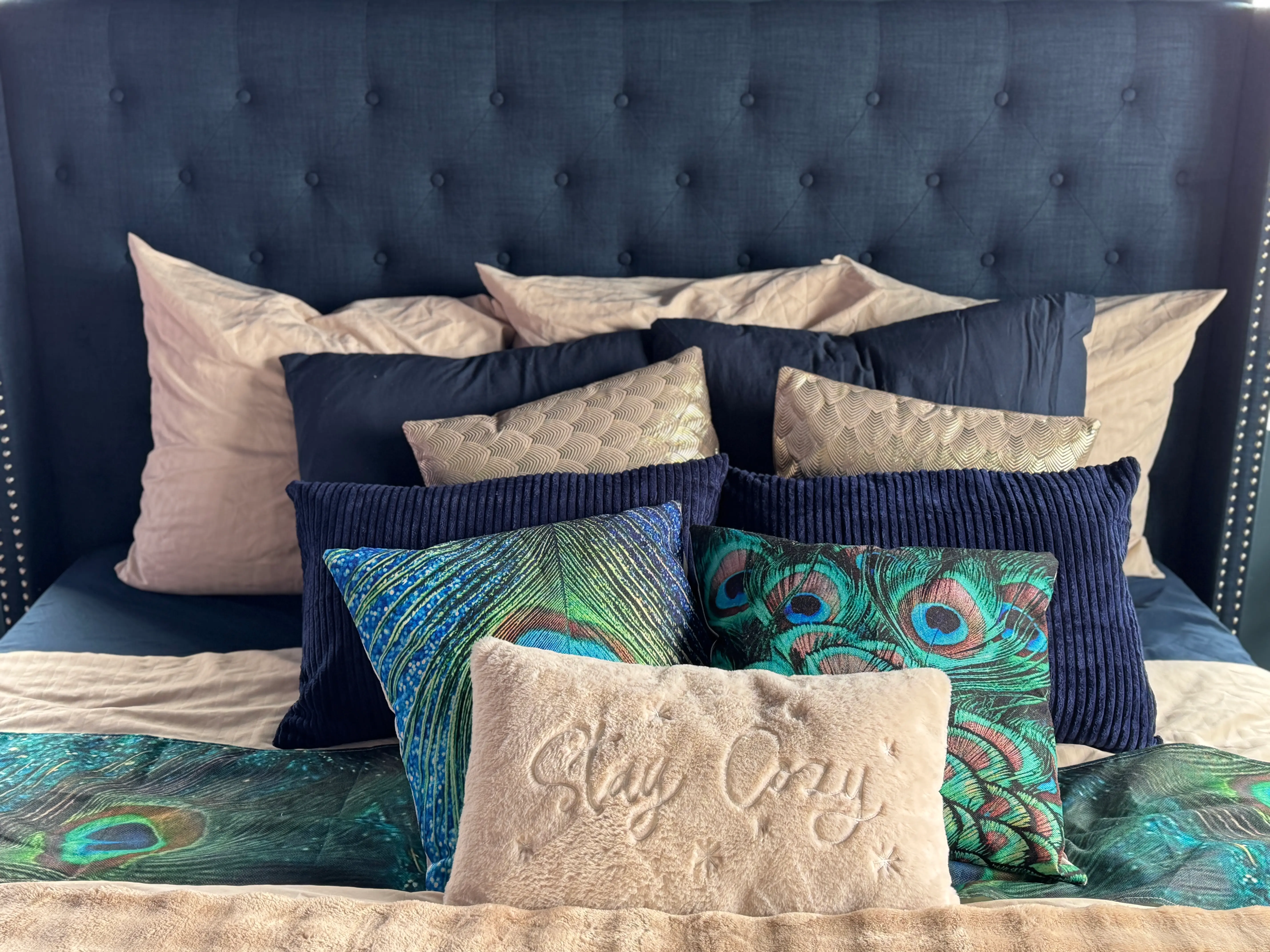 Lit king size confortable face à l'écran géant